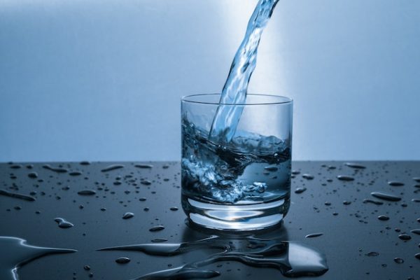 Beba água! Fique atento aos cuidados que devemos ter no verão.